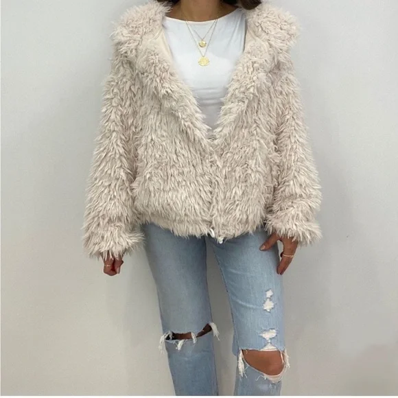 NWT Dress Forum Women’s Oversized Faux Fur Fluffy Hooded Jacket in Cream - Picture 5 of 6